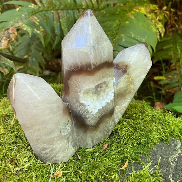 Quartz Specimen with 3 Points
Druze cave - Picture 1 of 4